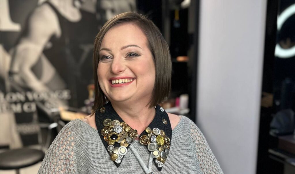 Броварчанка відрізала довге волосся, щоб виручені кошти передати ЗСУ. ВІДЕО відрізала волосся