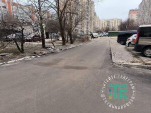 Дорога у дворі Грушевського, 15