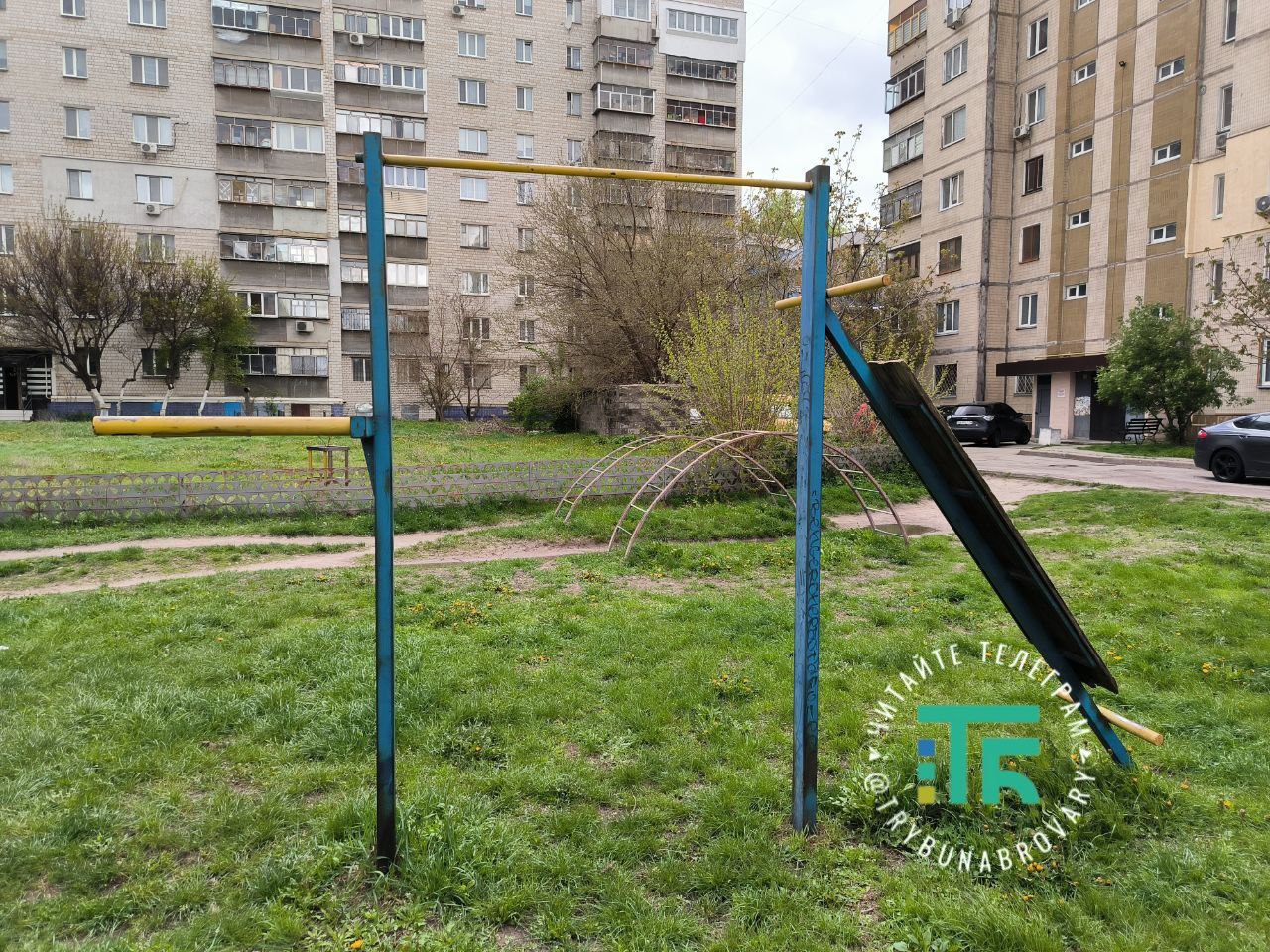 дитячий майданчик на Грушевського, 3-Б