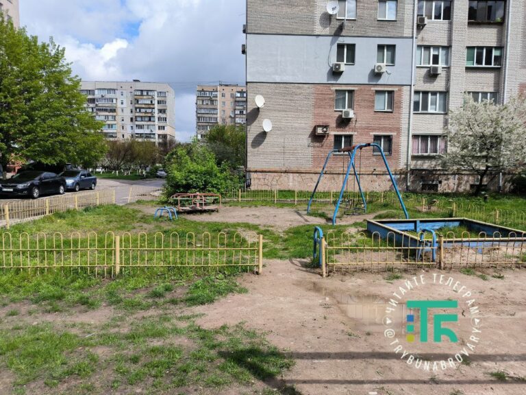дитячий майданчик на Грушевського, 17