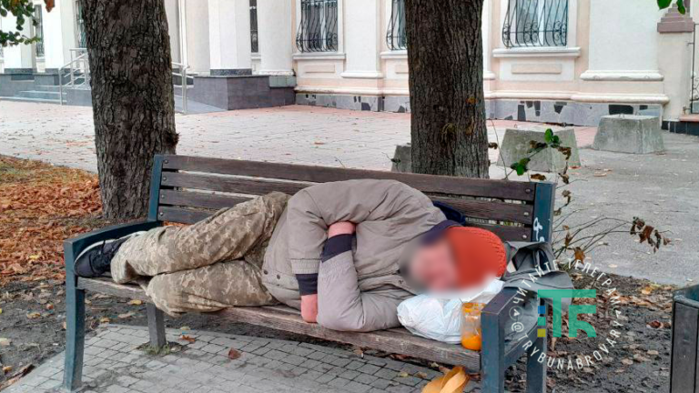 У Броварах чоловік живе на лавці, а родини ромів оселилися в його будинку та ведуть аморальний спосіб життя