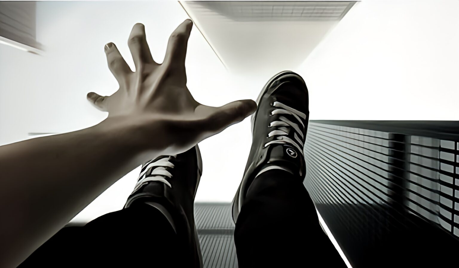 У Броварах 25-річний хлопець випав із багатоповерхівки: при ньому була передсмертна записка