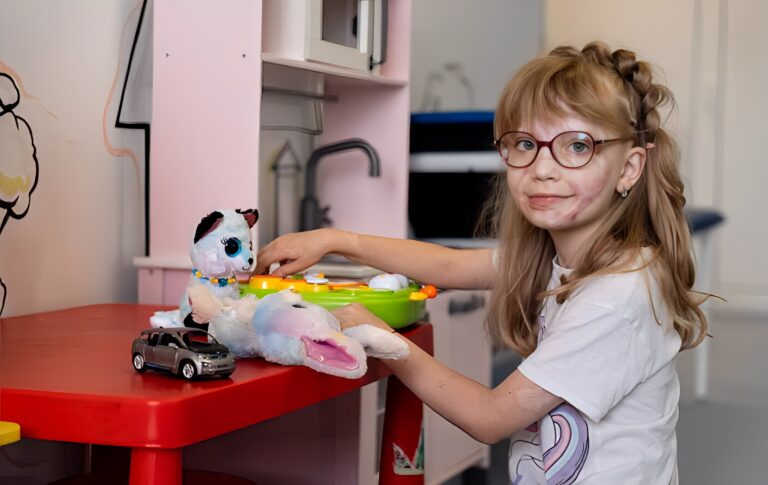 Семирічна Аня Дерека долає наслідки опіків після авіакатастрофи в Броварах. ВІДЕО