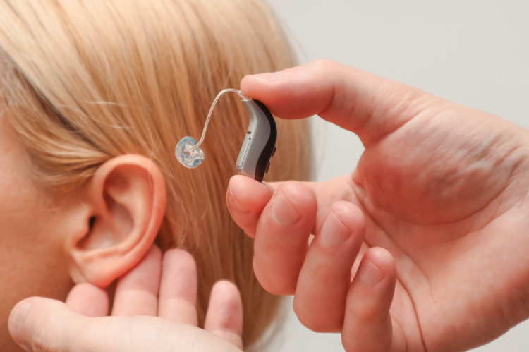 Чому завушні слухові апарати підходять для всіх вікових груп