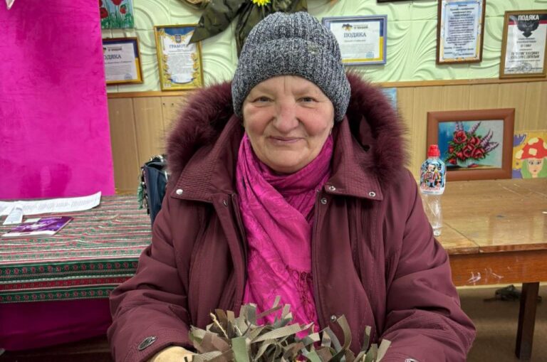 Понад тисячу каверів для бійців ЗСУ сплела пенсіонерка з волонтерського об’єднання «Вулик» із с. Світильня ВО "Вулик", с. Світильня