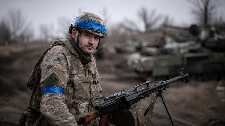 «Порядний, надійний і завжи посміхався, як смайлик»: серед тих, хто прийшов попрощатися із загиблим Олександром Мотричем ( «Кротом»), – значна кількість його побратимів із ДФТГ
