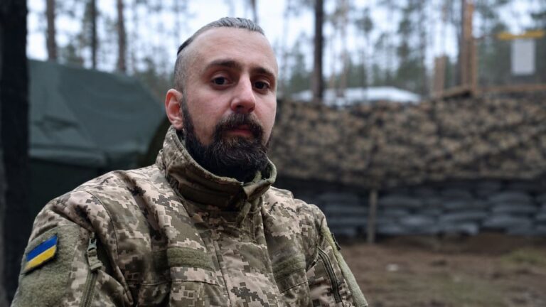 Тривалий час вважався зниклим безвісти: Бровари провели в останню путь Захисника Олександра Строя