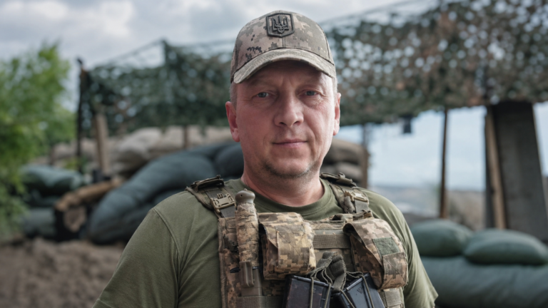 Плакало небо, плакали люди… На майдані Свободи в Броварах попрощались із Захисником Володимиром Дмитренком